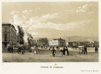 38183 Gezicht op het Stationsplein met het gebouw van de Nederlandsche Rhijnspoorweg-maatschappij (N.R.S.) te Utrecht, ...